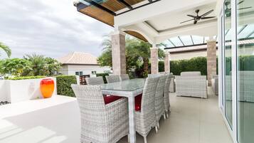 4-Bedrooms Villa with Private Pool | ลานระเบียง/นอกชาน
