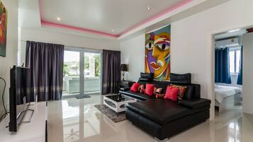 4-Bedrooms Villa with Private Pool | Área de estar | TV de tela plana 48 polegadas com canais via satélite, TV