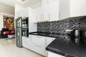 4-Bedrooms Villa with Private Pool | Dapur pribadi | Lemari es, microwave, oven, dan kompor