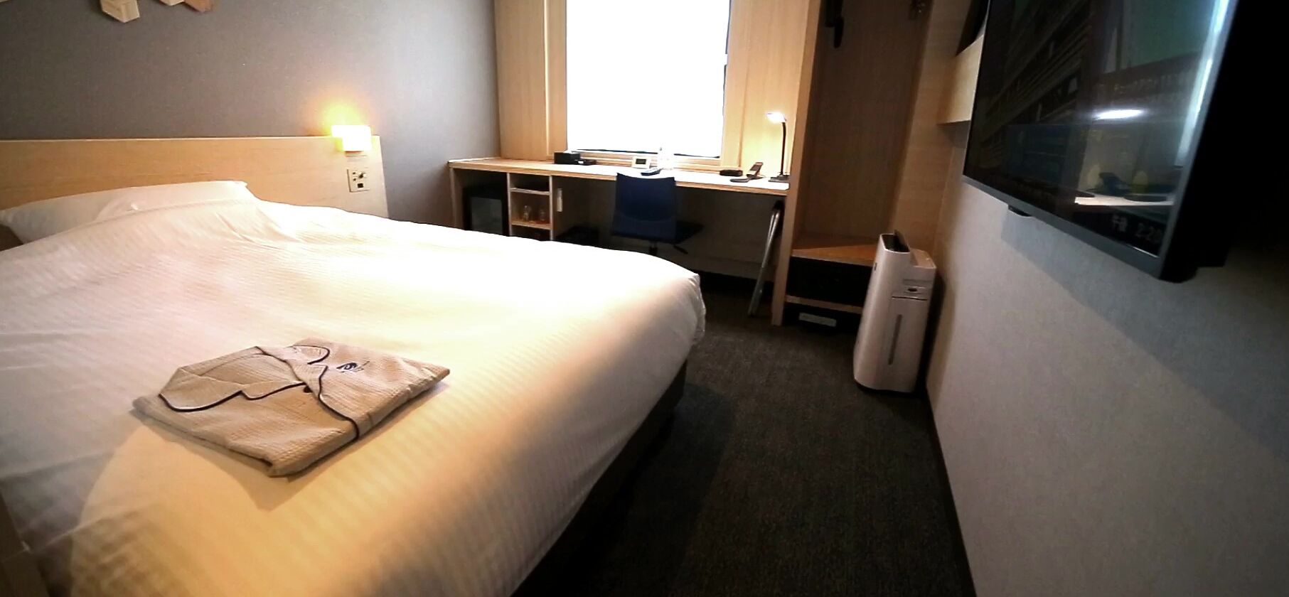 single room | in-room safe, desk, laptop workspace, blackout curtains