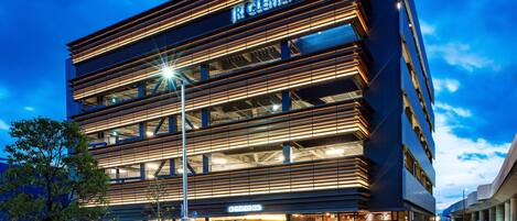 Fassade der Unterkunft – Abend/Nacht