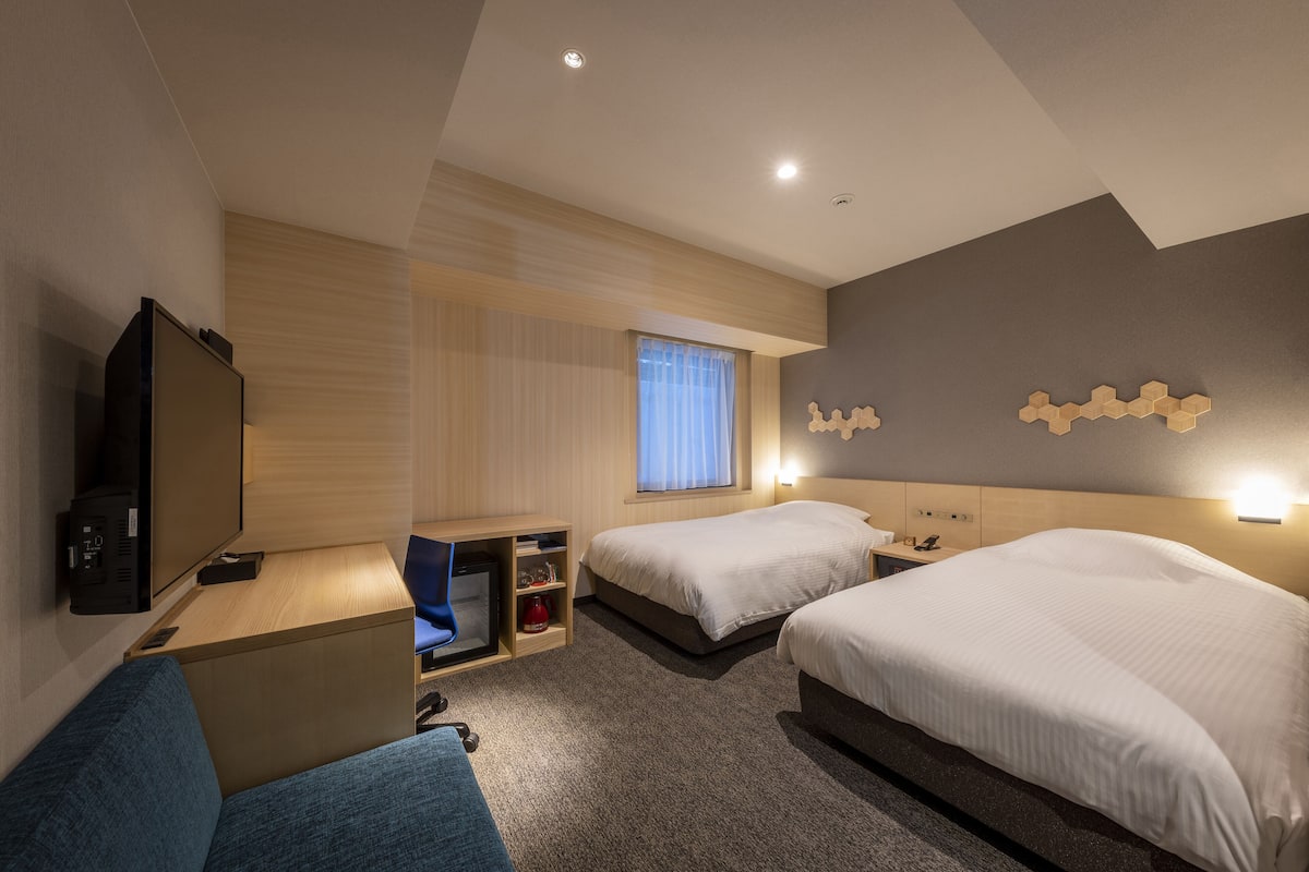 in-room safe, desk, laptop workspace, blackout curtains