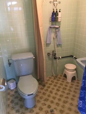 Ein Badezimmer mit Toilette, Bidet und Waschbecken.