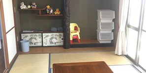 Driepersoonskamer, niet-roken, gemeenschappelijke badkamer | Een strijkplank/strijkijzer, gratis wifi