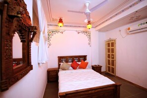Shower, rainfall showerhead, towels - Hotel Dhola Ghat Haweli (Udaipur)