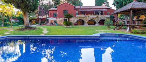 Ulkouima-allas, aurinkotuoleja