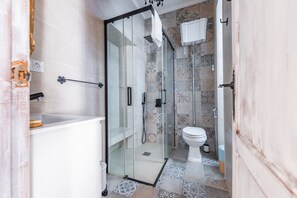 Habitación doble, vista al jardín (Jazmín) | Baño | Regadera, regadera tipo lluvia, amenidades de baño gratuitas 