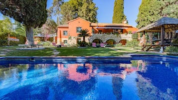 Fachada de la propiedad