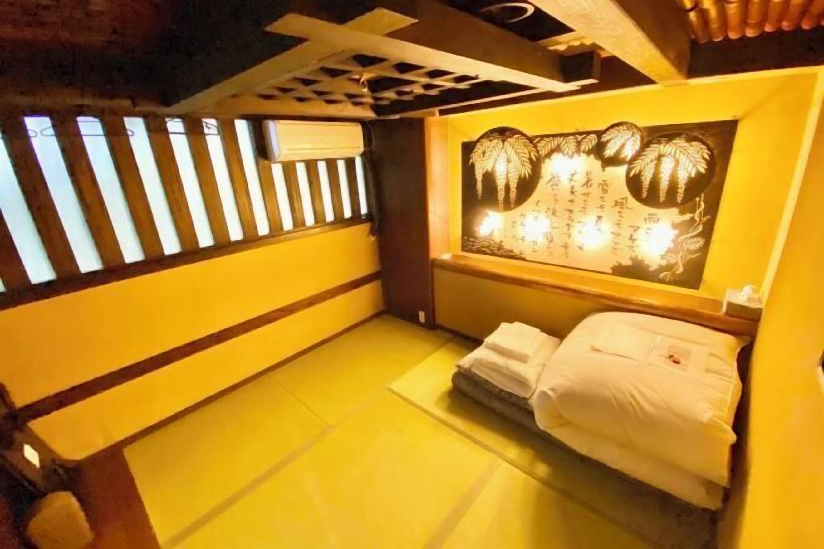 Free WiFi, bed sheets