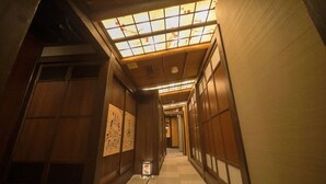 A traditional hallway with wooden walls and a tiled ceiling. - Hostel Ko-fu (Osaka)