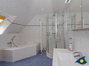 Dusche, Haartrockner, Handtücher