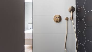 Comfort tweepersoonskamer | Badkamer | Een haardroger, handdoeken, zeep, shampoo