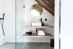 Habitación doble estándar | Baño | Secadora de cabello, toallas, jabón, shampoo 
