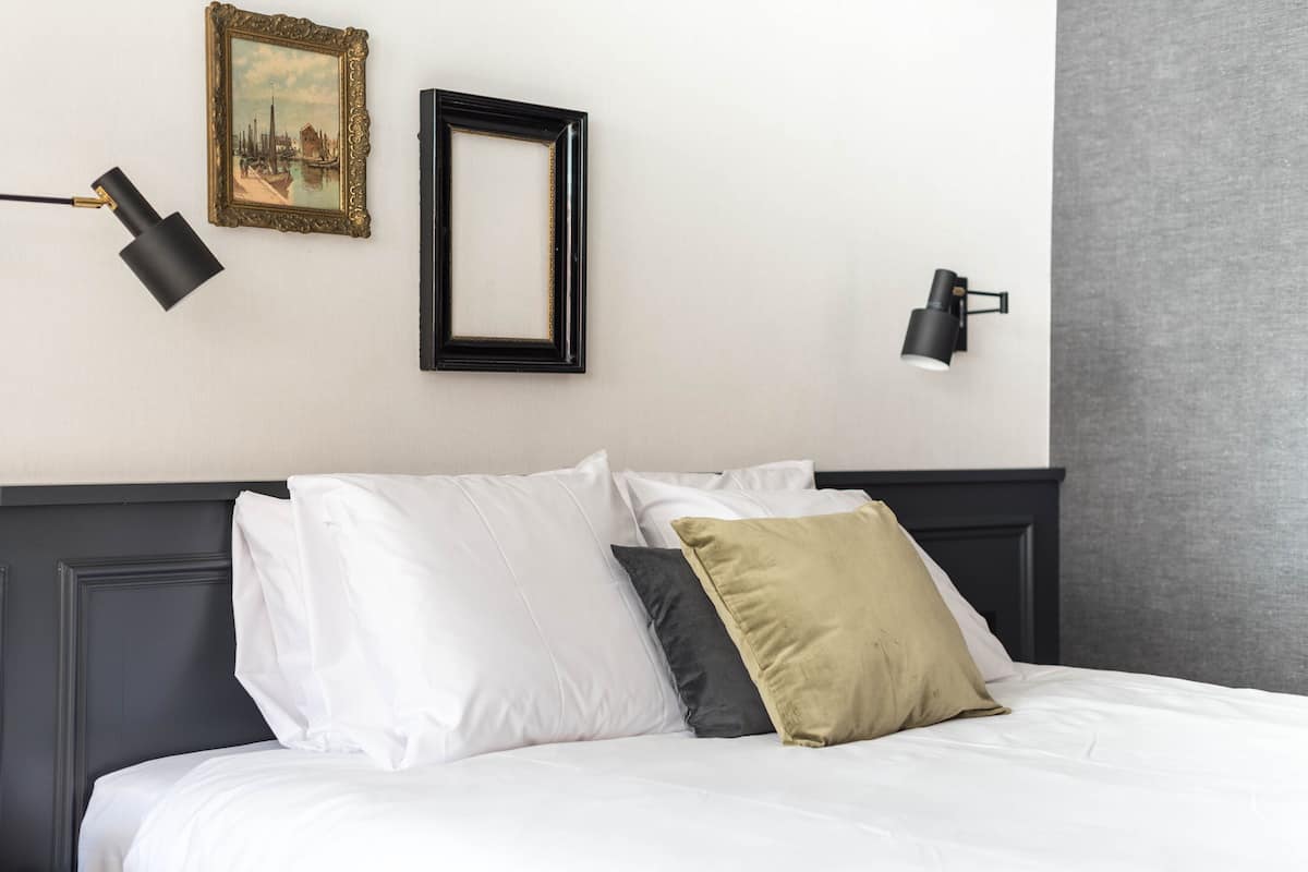 Habitación estándar doble | Ropa de cama de alta calidad, caja fuerte, wifi gratis y ropa de cama