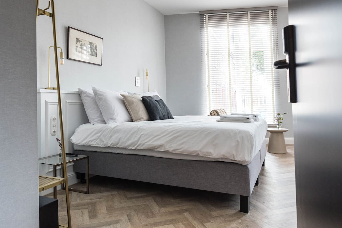 Habitación Deluxe doble | Ropa de cama de alta calidad, caja fuerte, wifi gratis y ropa de cama