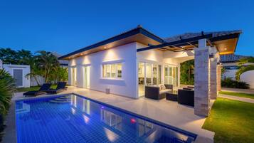 Hồ bơi ngoài trời