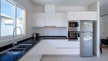 Deluxe-huvila | Yksityinen keittiö | Keittoastiat/astiat/ruokailuvälineet