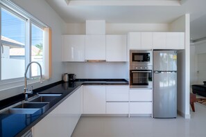 Biệt thự Deluxe | Bếp riêng | Dụng cụ nấu nướng/bát dĩa/dao nĩa 