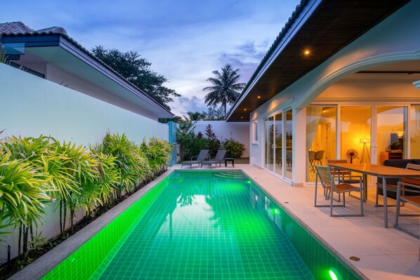 สระว่ายน้ำกลางแจ้ง