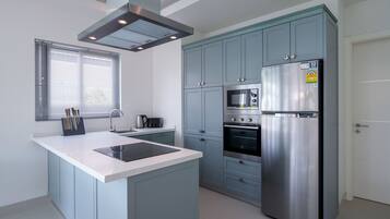 Deluxe-huvila | Yksityinen keittiö | JÀÀkaappi, mikroaaltouuni, uuni, liesi