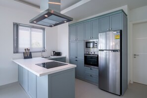 ดีลักซ์วิลล่า | ครัวส่วนตัว | ตู้เย็น, ไมโครเวฟ, เตาอบ, เตาประกอบอาหาร