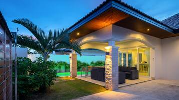 Majoituspaikan julkisivu illalla/yöllÀ