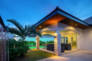 ด้านหน้าที่พัก - ตอนเย็น/กลางคืน