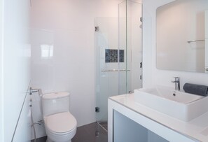 Deluxe-Villa | Badezimmer | Dusche, kostenlose Toilettenartikel, Handtücher
