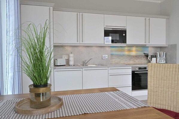 Køleskab, ovn, opvaskemaskine, højstol