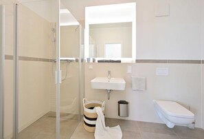 Douche, sèche-cheveux, papier toilette