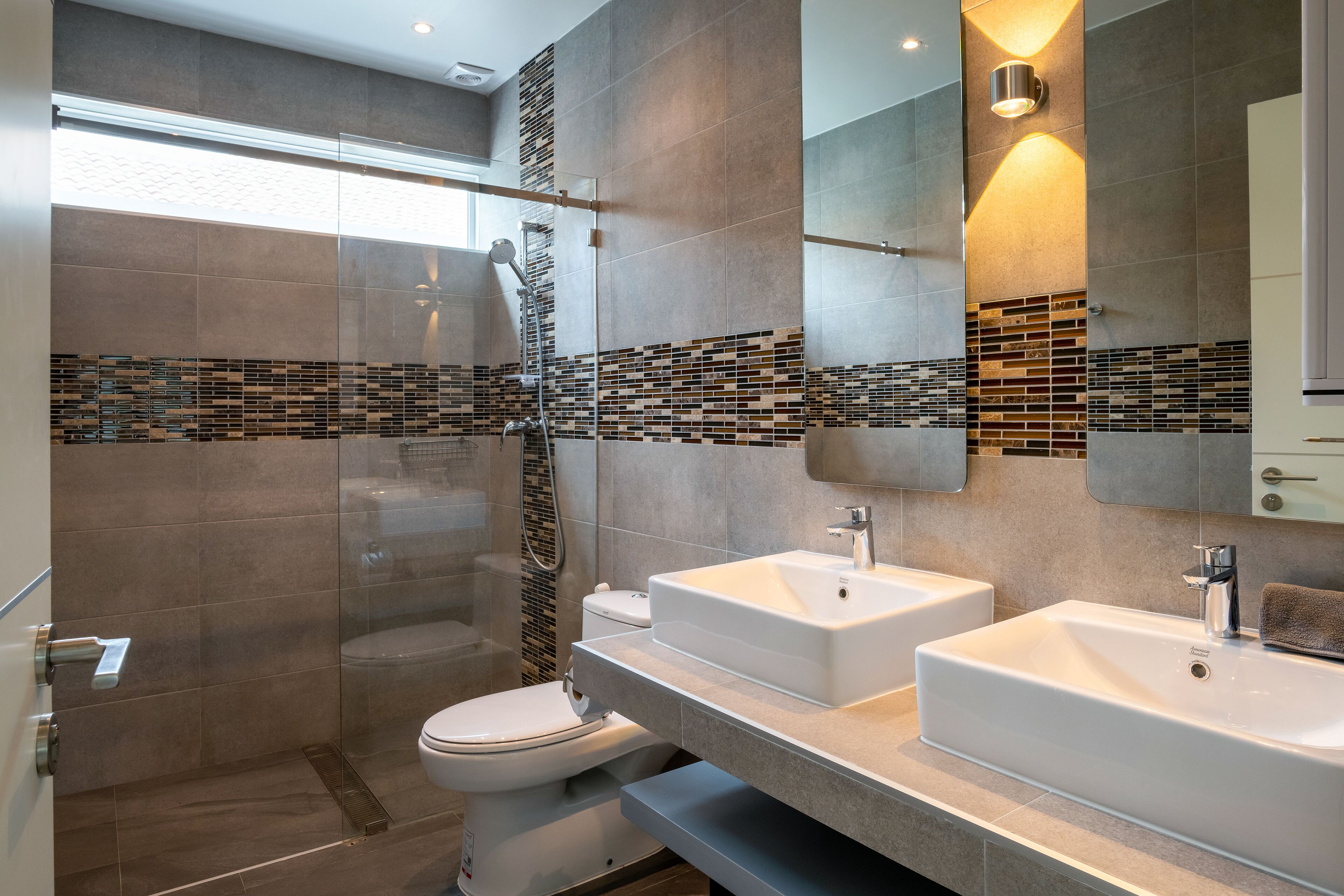 Deluxe villa | Badkamer | Een douche, gratis toiletartikelen, handdoeken