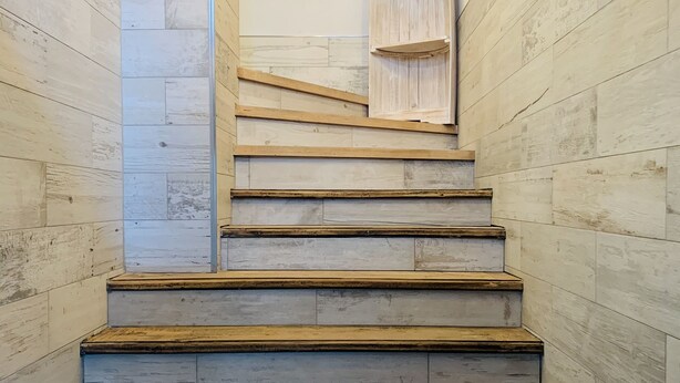 A staircase with wooden steps and a wooden shelf at the top. - City Maritim Rooms (Bremerhaven)