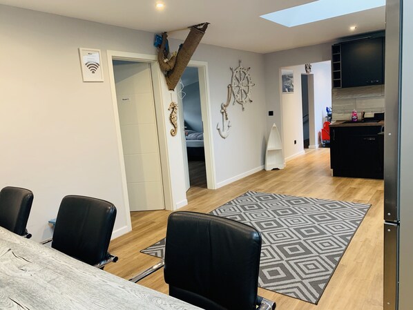 Condo (Maritim Rooms) | Cuisine partagée | Surface de cuisson, vaisselle et ustensiles