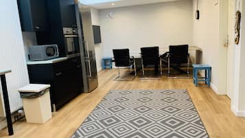 Condo (Maritim Rooms) | Shared kitchen | Stovetop, cookware/dishes/utensils