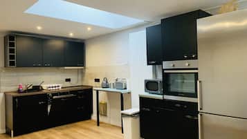 Condo (Maritim Rooms) | Cocina compartida | Parrilla de estufa y utensilios de cocina