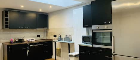 Appartement (Maritim Rooms) | Gemeenschappelijke keuken | Een kookplaat, kookgerei, borden en bestek