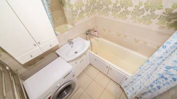 Apartment, 1 Schlafzimmer | Badezimmer | Badewanne, Haartrockner, Hausschuhe, Handtücher