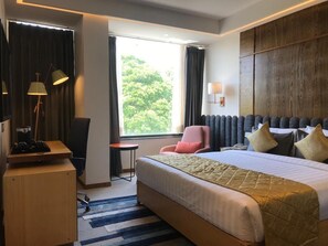 Deluxe kamer, 1 kingsize bed, niet-roken, uitzicht op de stad | Een minibar, een kluis op de kamer, een bureau, een laptopwerkplek