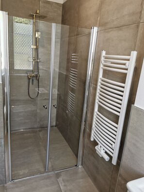 Regadera y papel de baño