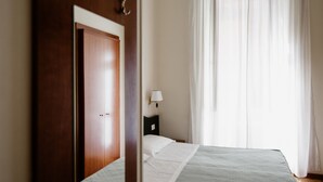 Basic Room | Desk, laptop workspace, free WiFi - La Girandola Guest House (Rome)