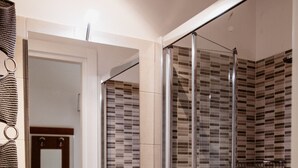 Basic Room | Bathroom | Shower, hair dryer, towels, soap - La Girandola Guest House (Rome)