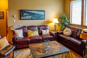 Smart TV, fireplace, DVD player, stereo - Location Location!! 2bd2ba Condo in the heart of Downtown Invermere! (Invermere)