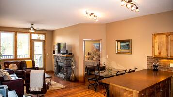 Smart-TV, peis, DVD-spiller og stereoanlegg