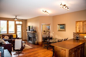 Smart TV, fireplace, DVD player, stereo