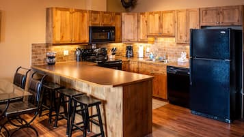 Een koelkast, een magnetron, een oven, een kookplaat