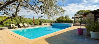 Havre de paix... lavande, oliviers et cigales sont vos voisins...