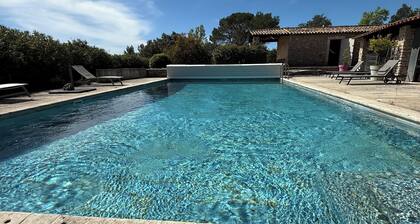 Havre de paix... lavande, oliviers et cigales sont vos voisins...