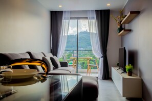 Elite Apartment | Laptop workspace, blackout drapes, free WiFi, bed sheets - NOON Village Tower 2 (Chalong)