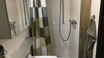 Apartment | Badezimmer | Dusche, Haartrockner, Handtücher, Seife
