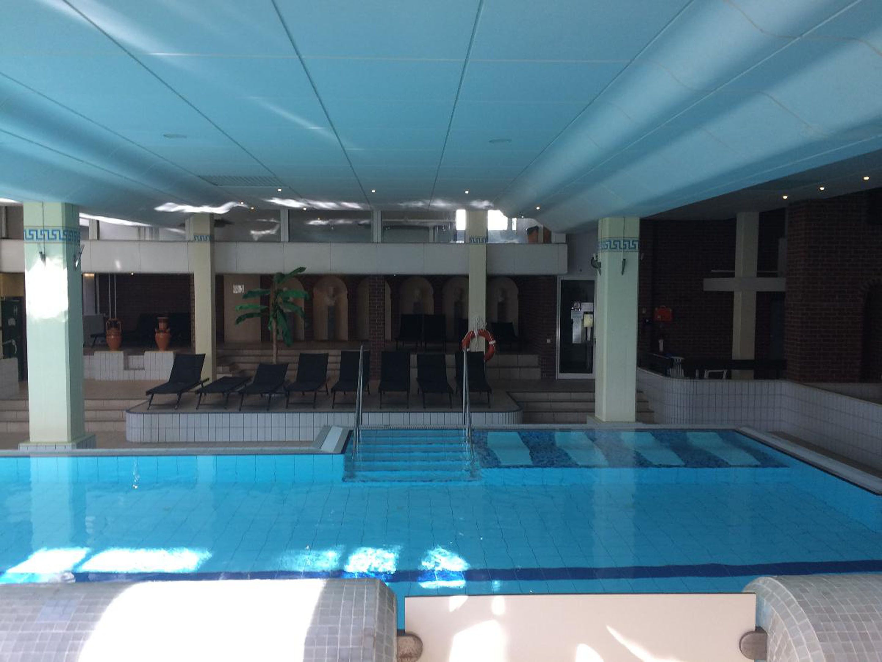 Innendørsbasseng, utendørsbasseng og solsenger